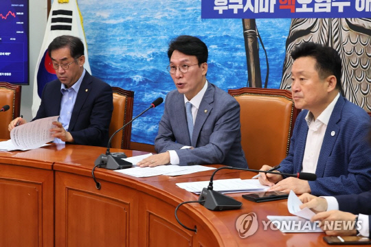 김민석 더불어민주당 정책위의장이 11일 오전 국회에서 열린 민주당 정책위-국토위 전세사기 후속 대책 기자회견에서 발언하고 있다.<연합뉴스>